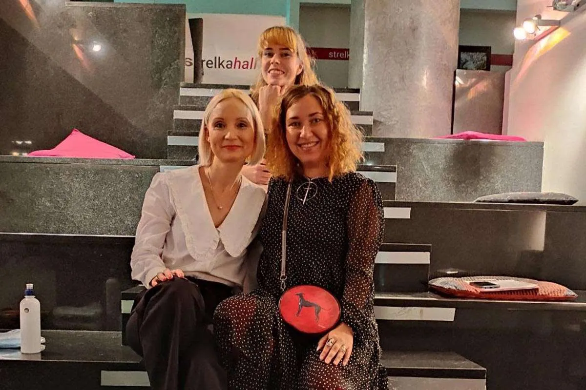 Юлия Латышева и Анастасия Иванова со своей подругой на выставке 'Прятки', Stelka Hall, Самара, Россия