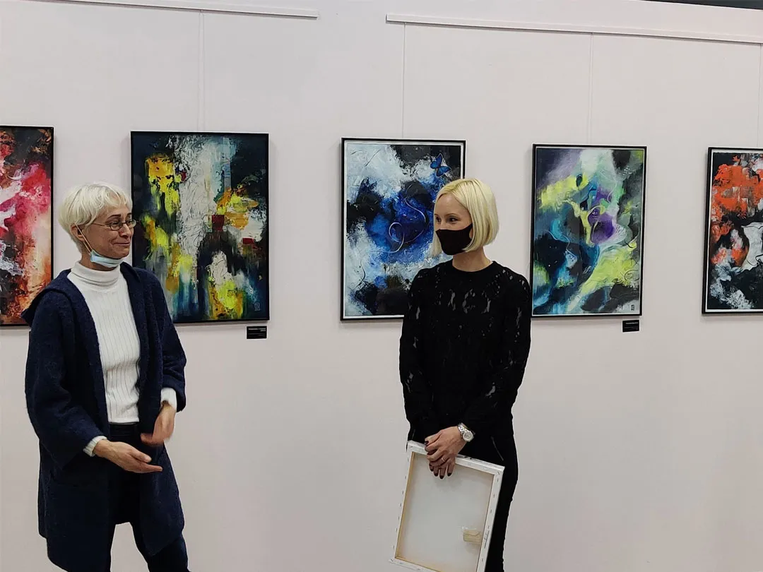Оксана Стогова, преподаватель Юлии Латышевой, делится впечатлениями о выставке 'Интерпретации', в выставочном пространстве ТСХР, Самара, Россия