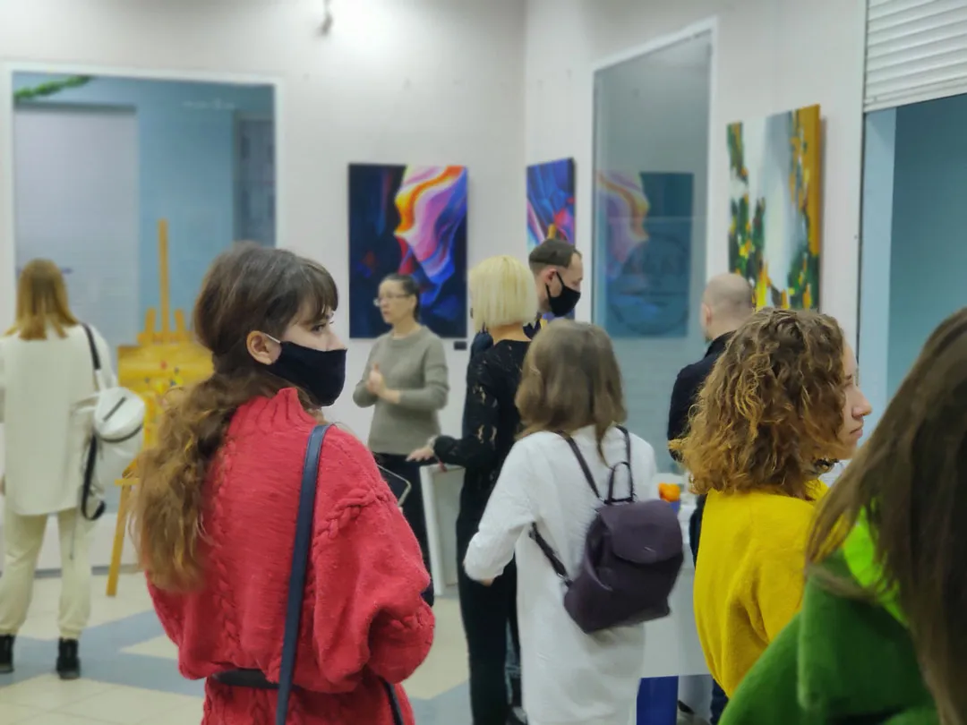 Посетители выставки 'Интерпретации', в выставочном пространстве ТСХР, Самара, Россия 