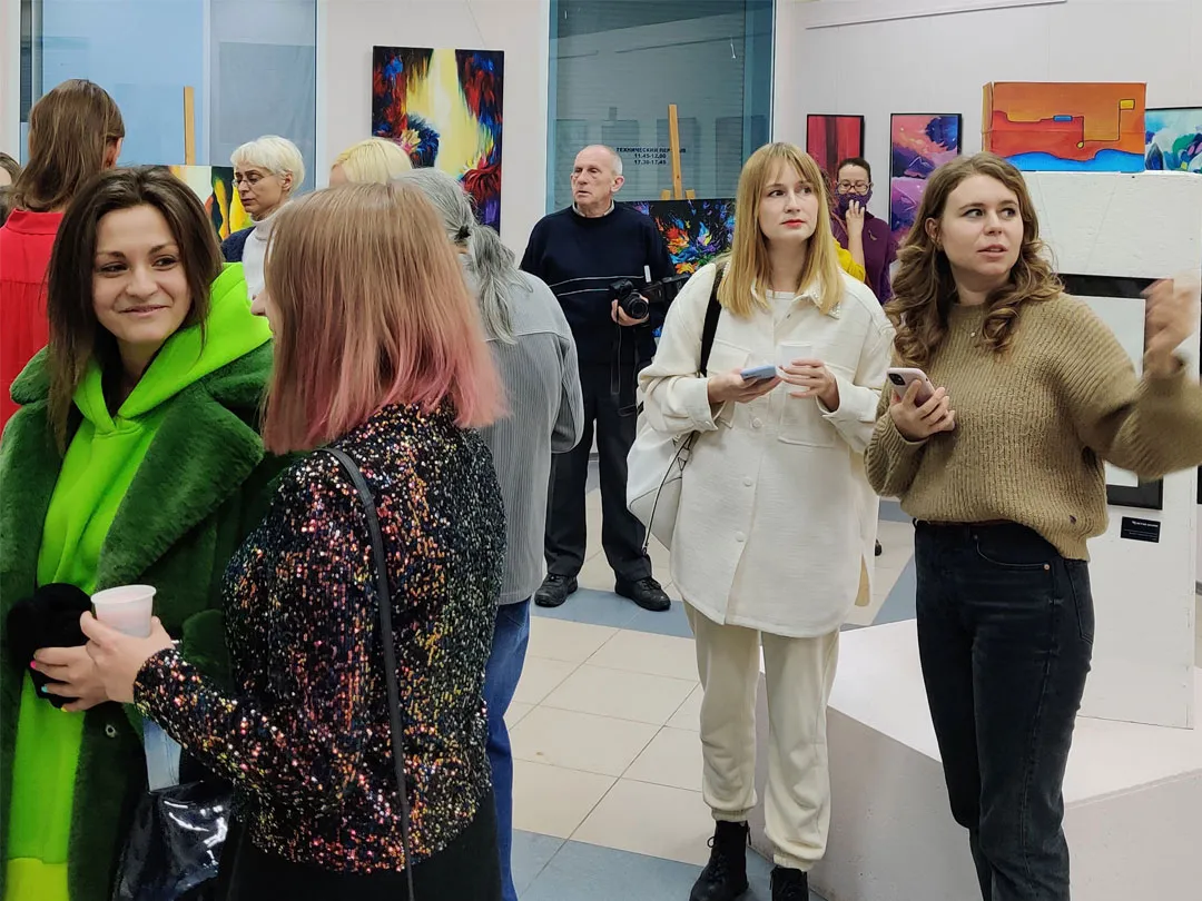 Люди смотрят картины Юлии Латышевой на выставке 'Интерпретации', в выставочном пространстве ТСХР, Самара, Россия